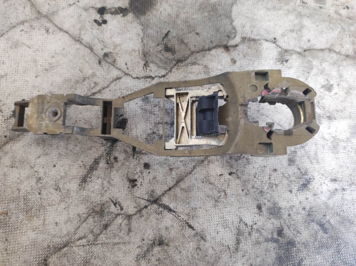 Тримач зовнішньої ручки дверей, передньої правої Volkswagen Golf IV (1997-2006) 3B0837886