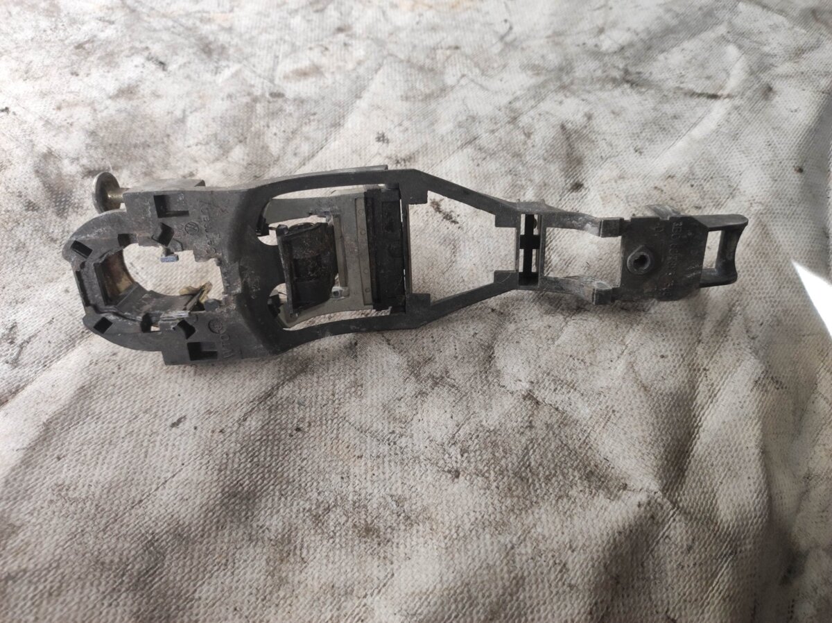 тримач зовнішньої ручки дверей, передньої правої Volkswagen Golf IV (1997-2006) 3B0837886