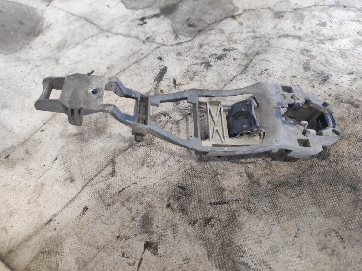 тримач зовнішньої ручки дверей, передньої правої Volkswagen Golf IV (1997-2006) 3B0837886B