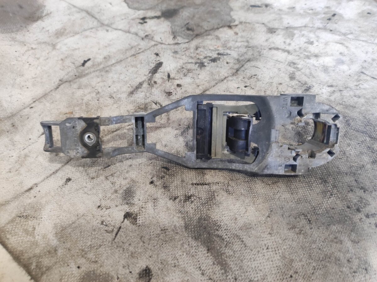 тримач зовнішньої ручки дверей, передньої правої Volkswagen Golf IV (1997-2006) 3B0837886B