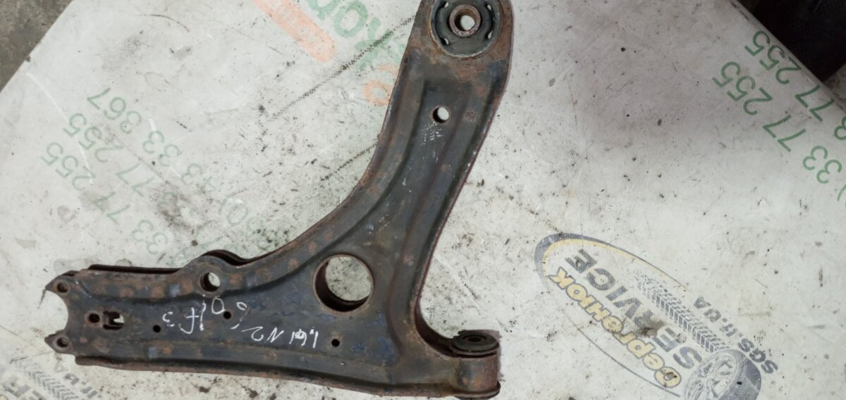 важіль передньої підвіски нижній, лівий/правий; стійки і важелі підвіски Volkswagen Golf IV (1997-2006) 1J0407151C