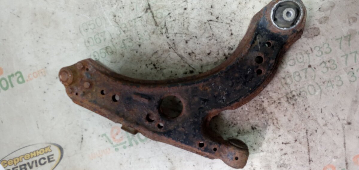 важіль передньої підвіски нижній Volkswagen Golf IV (1997-2006) 1J0407151A