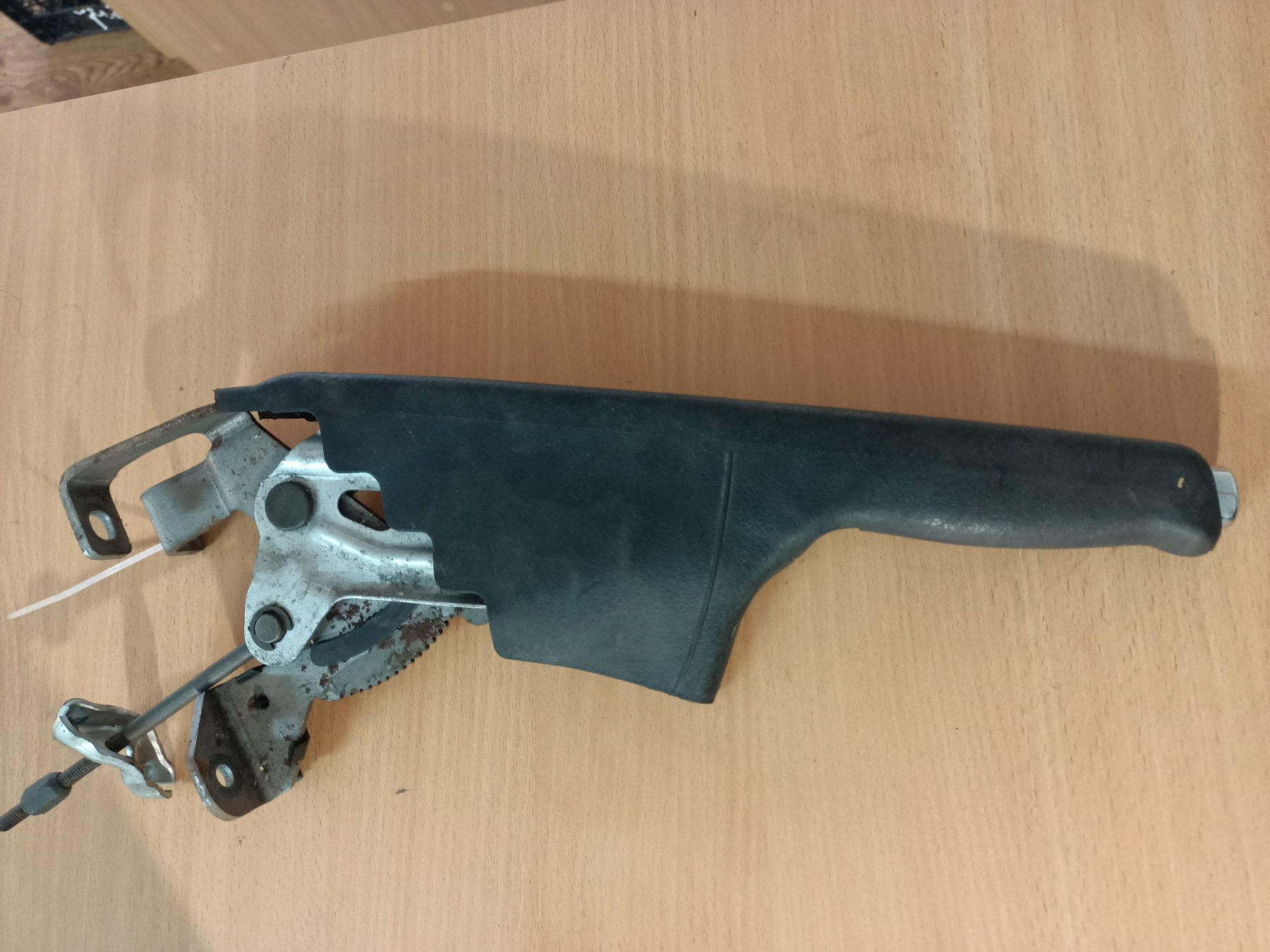 важіль ручника; важіль ручного гальма; привід гальма стоянки (управління ручним гальмом; Ручник) Volkswagen Golf IV (1997-2006) 1J0711303AA