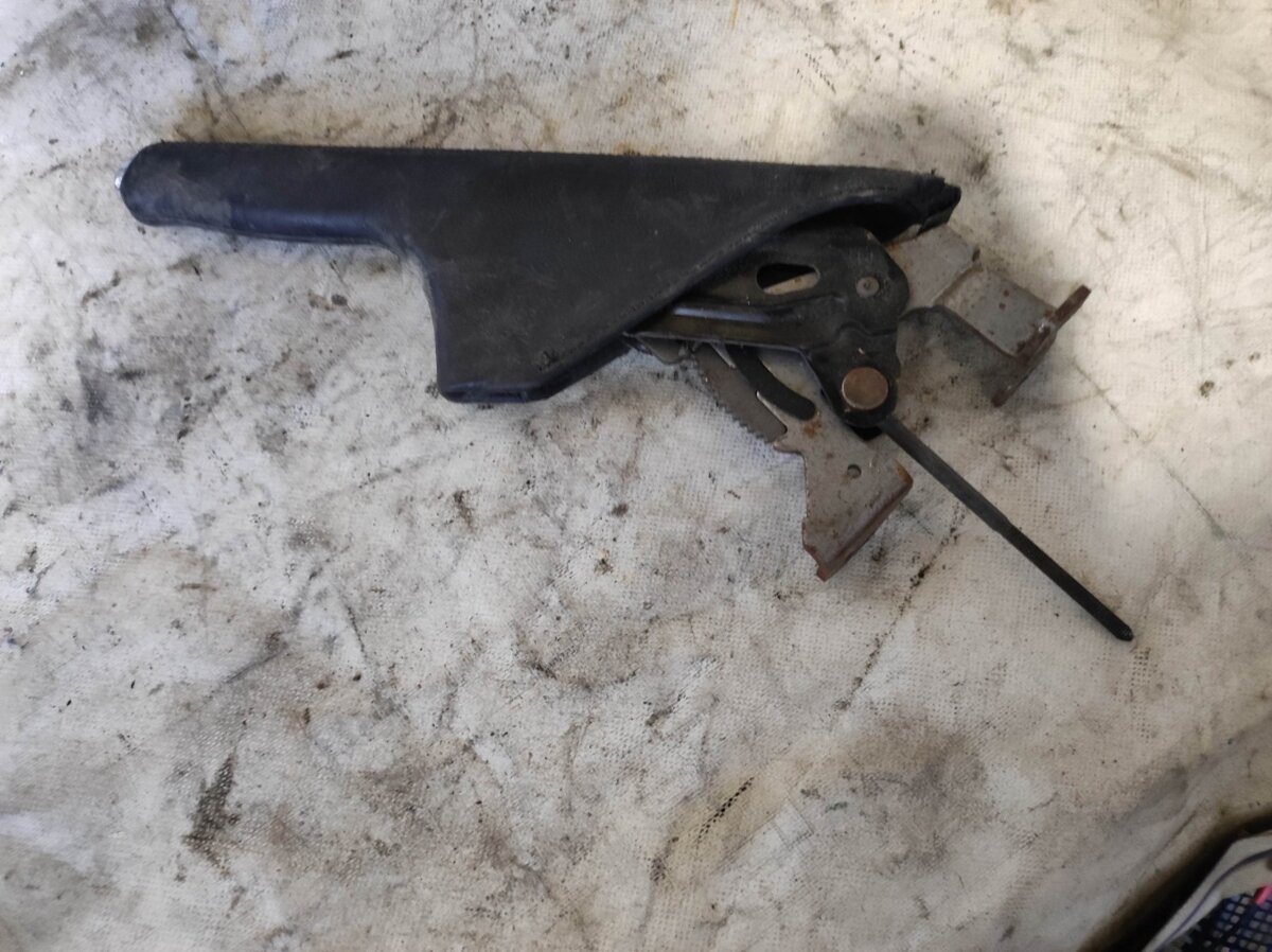 важіль ручника; важіль ручного гальма; привід гальма стоянки (управління ручним гальмом; Ручник) Volkswagen Golf IV (1997-2006) 1J0711303AA