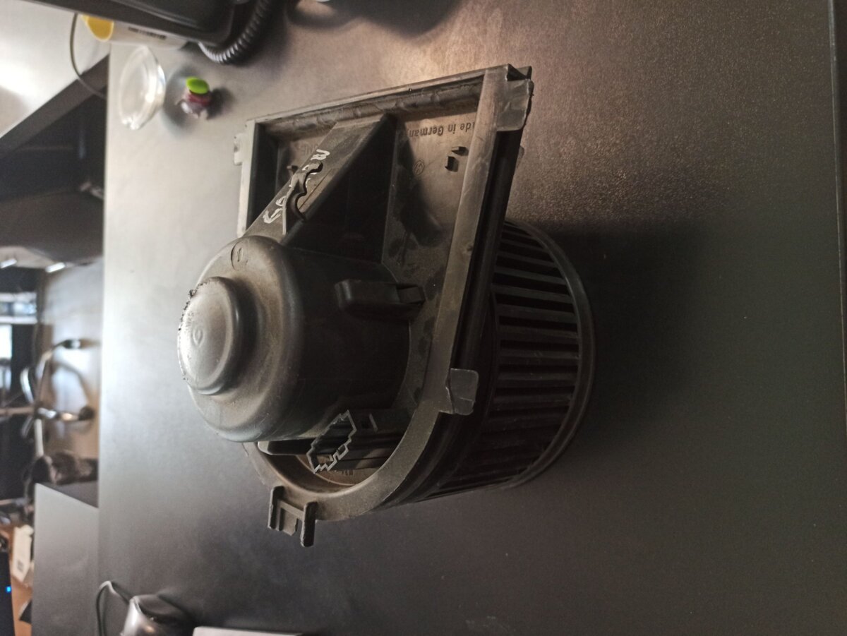 вентилятор грубки; електродвигуни (електродвигун обігрівача або розетка причепа штепсельная; Електромотор пічки; Моторчик пічки; Двигун вентилятора пічки (обігрівача салону)) Volkswagen Golf IV (1997-2006) 1J1819021C