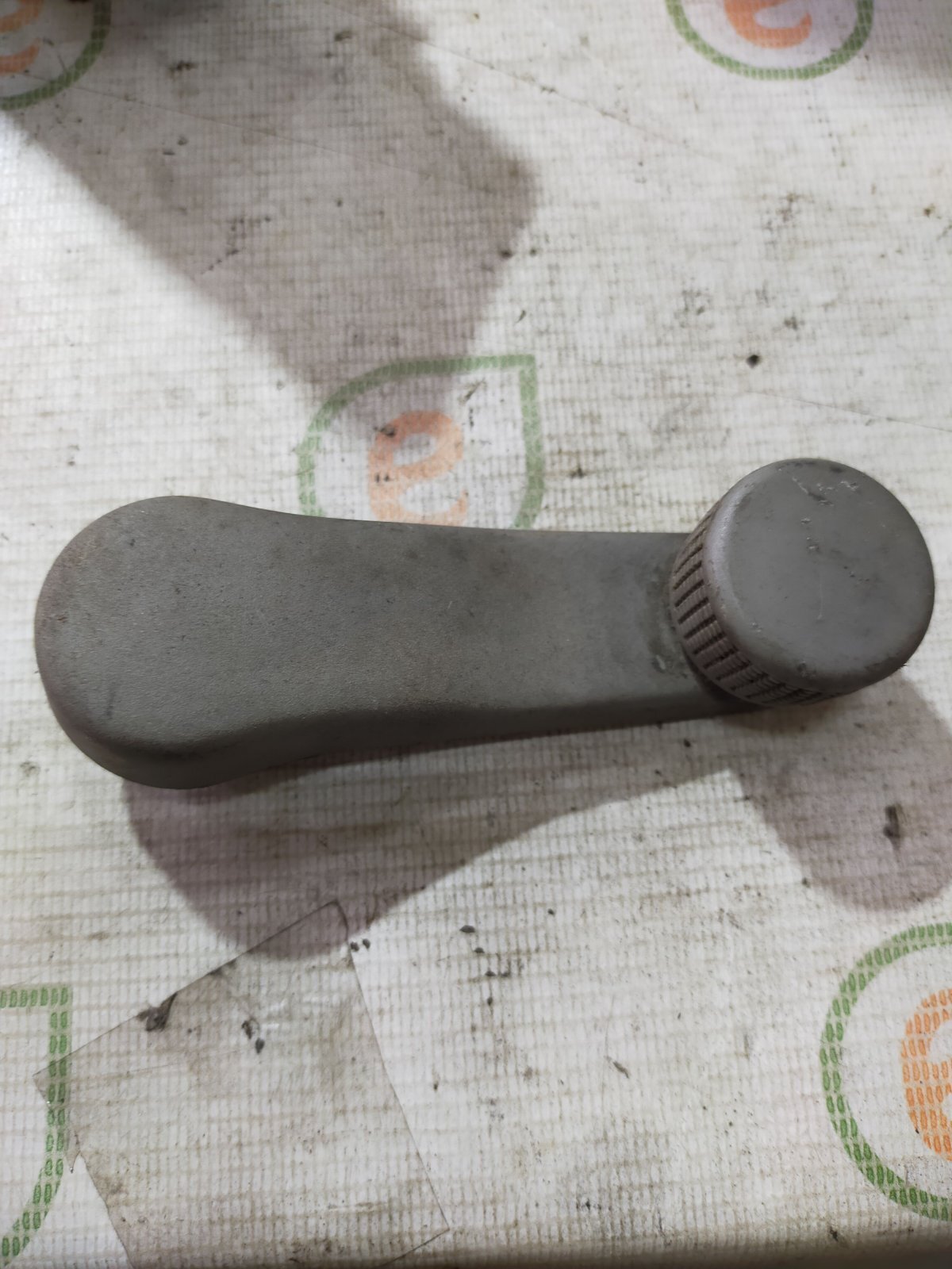 весла передні; ручка підйому скла двері, переднього; ручка склопідіймача переднього; ручка підйому скла дверей, переднього Volkswagen Golf IV (1997-2006) 1H0837581D