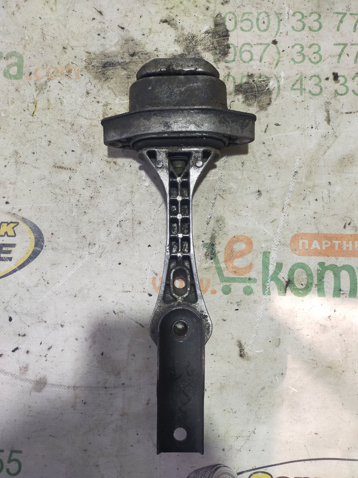 задня опора двигуна; задня подушка двигуна; подушка (опора двигуна, задня) Volkswagen Golf IV (1997-2006) 1J0199851M