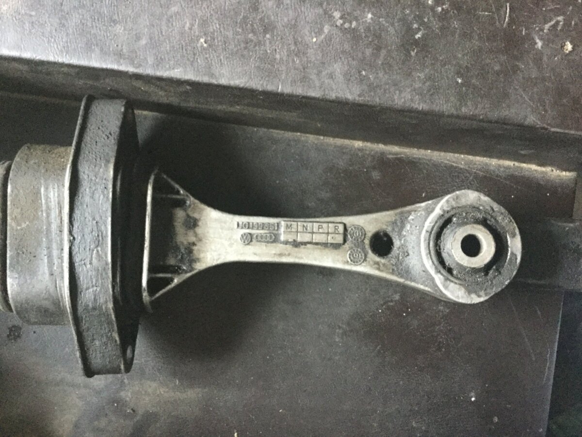 задня опора двигуна; задня подушка двигуна; подушка (опора двигуна, задня) Volkswagen Golf IV (1997-2006) 1J0199851M