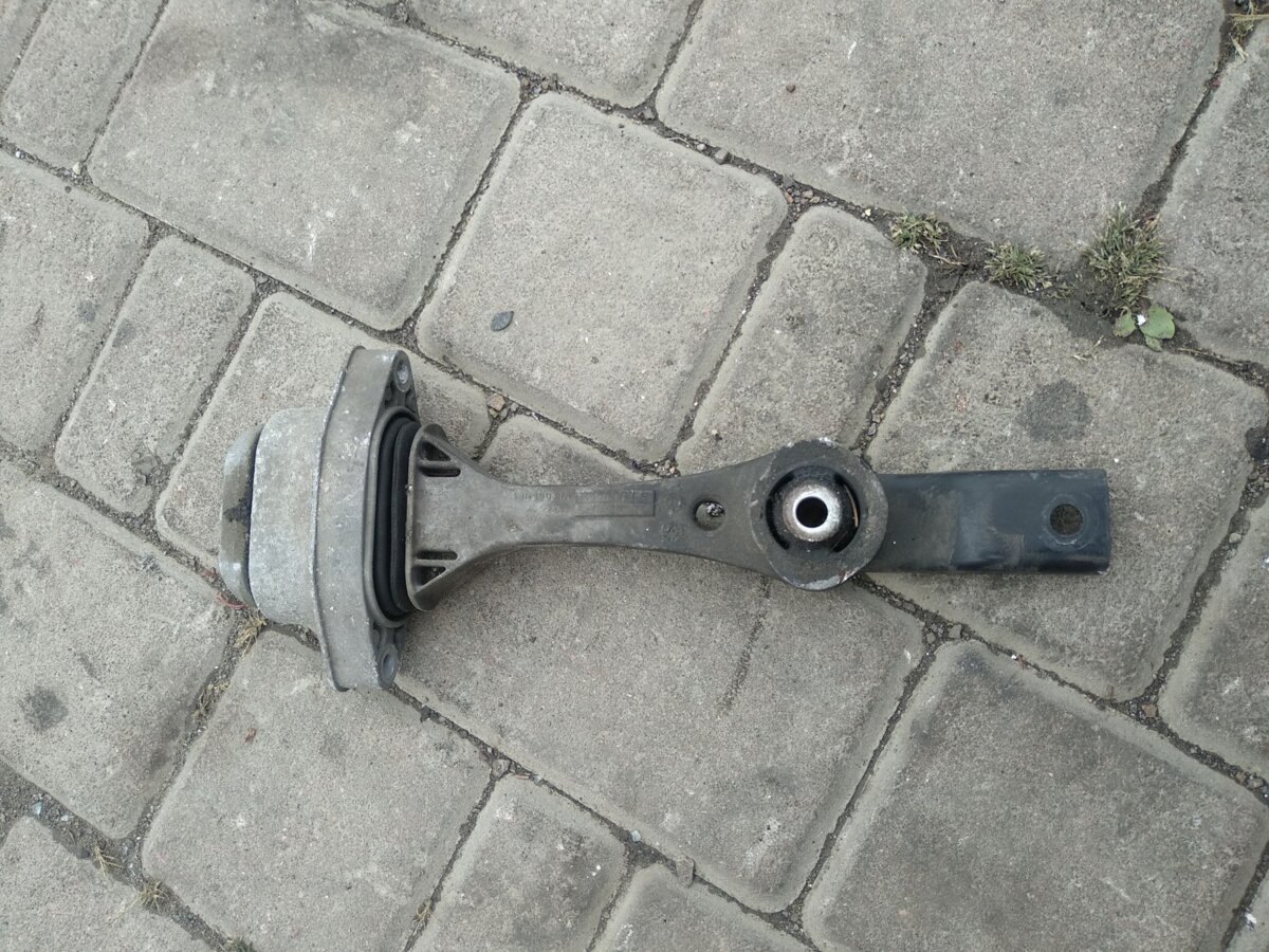 задня опора двигуна; задня подушка двигуна; подушка (опора двигуна, задня) Volkswagen Golf IV (1997-2006) 1J0199851M