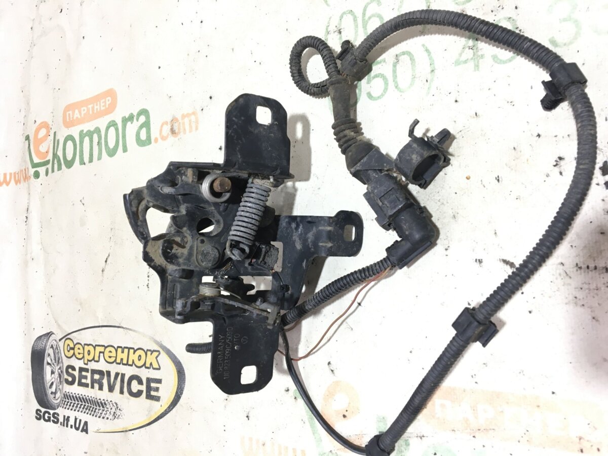 Замок капота Volkswagen Golf IV (1997-2006) 1J0823509C