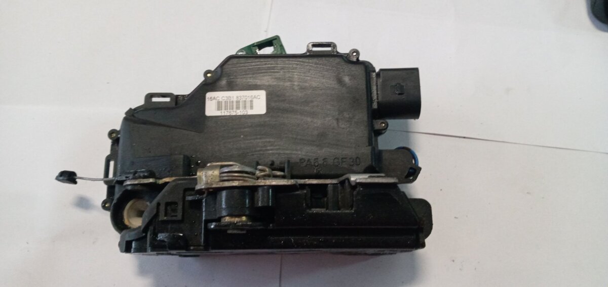 Замок передніх дверей правий vw golf iv Volkswagen Golf IV (1997-2006) 3B1837016AC
