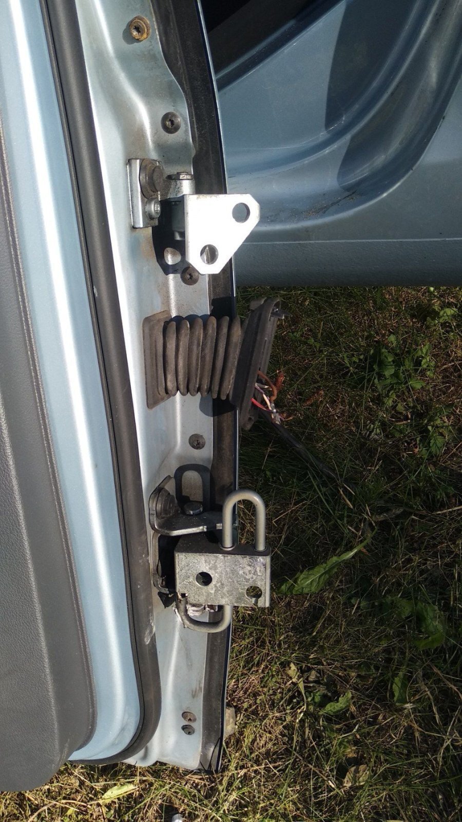 Петля задньої двері, лівої Volkswagen Golf Plus 2005-2014 1K9833401C