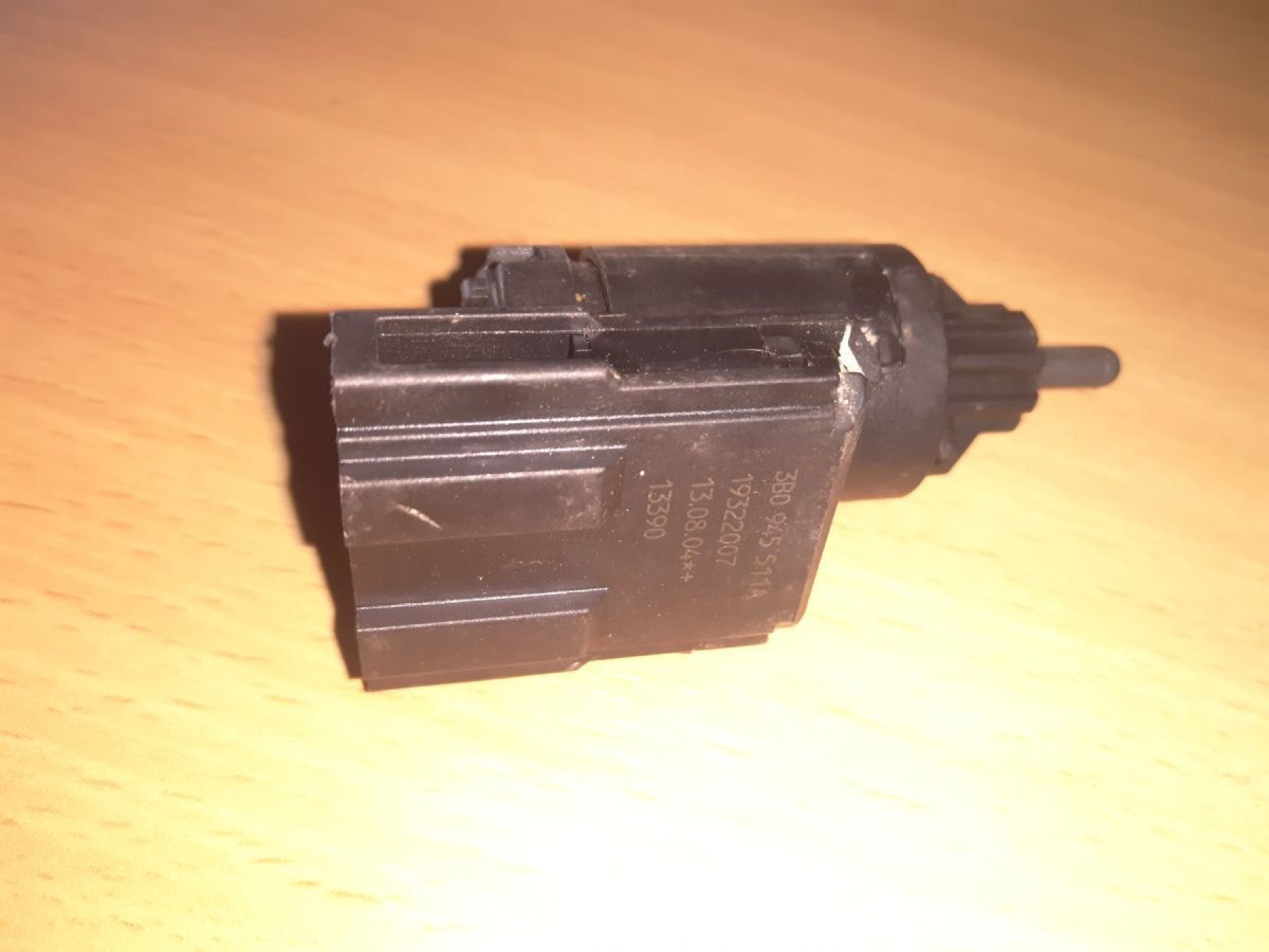 Датчик включення стопсигналу Volkswagen Golf V (2003-2009) 3B0945511A