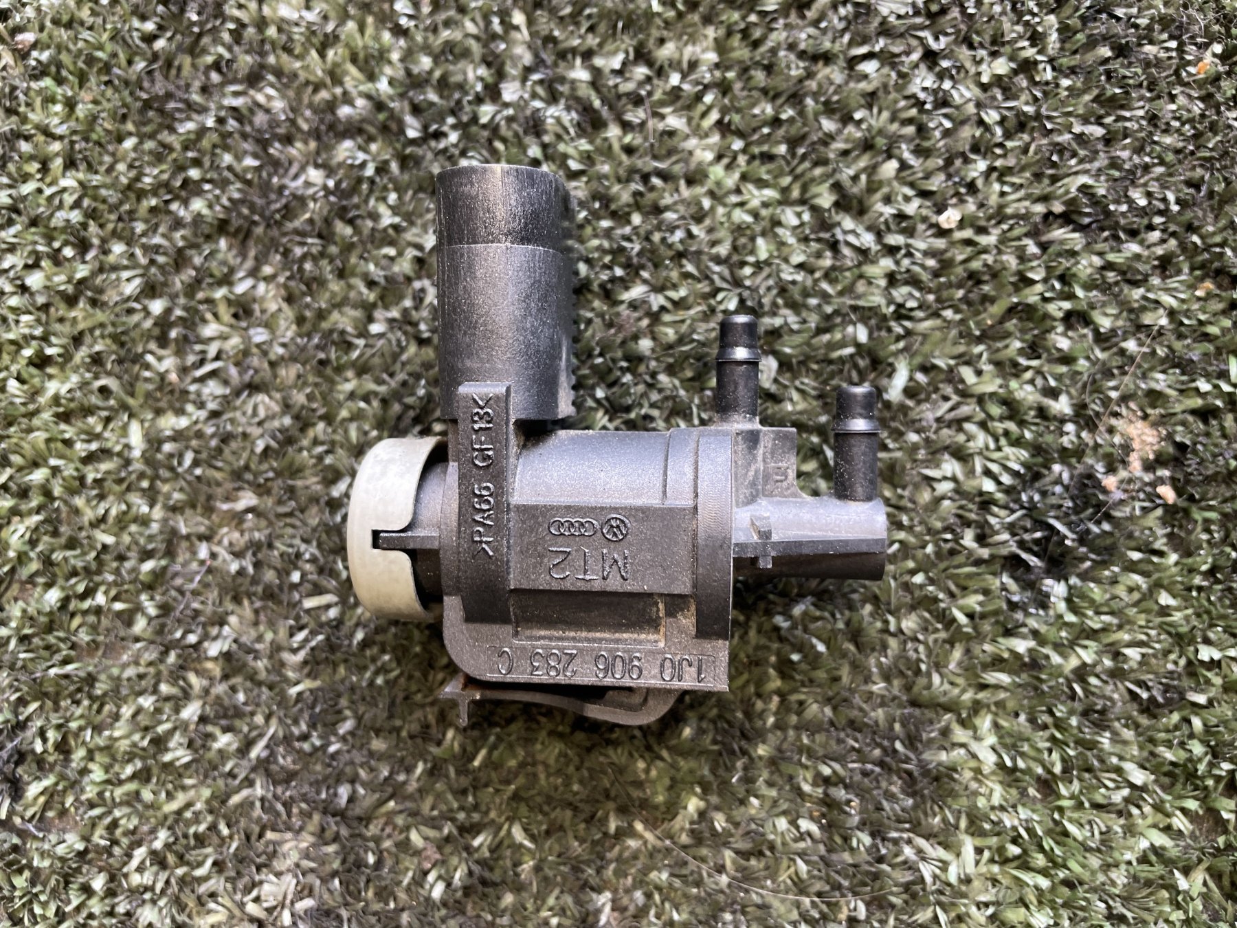 Клапан регулювання тиску надуву Volkswagen Golf V (2003-2009) 1J0906283C