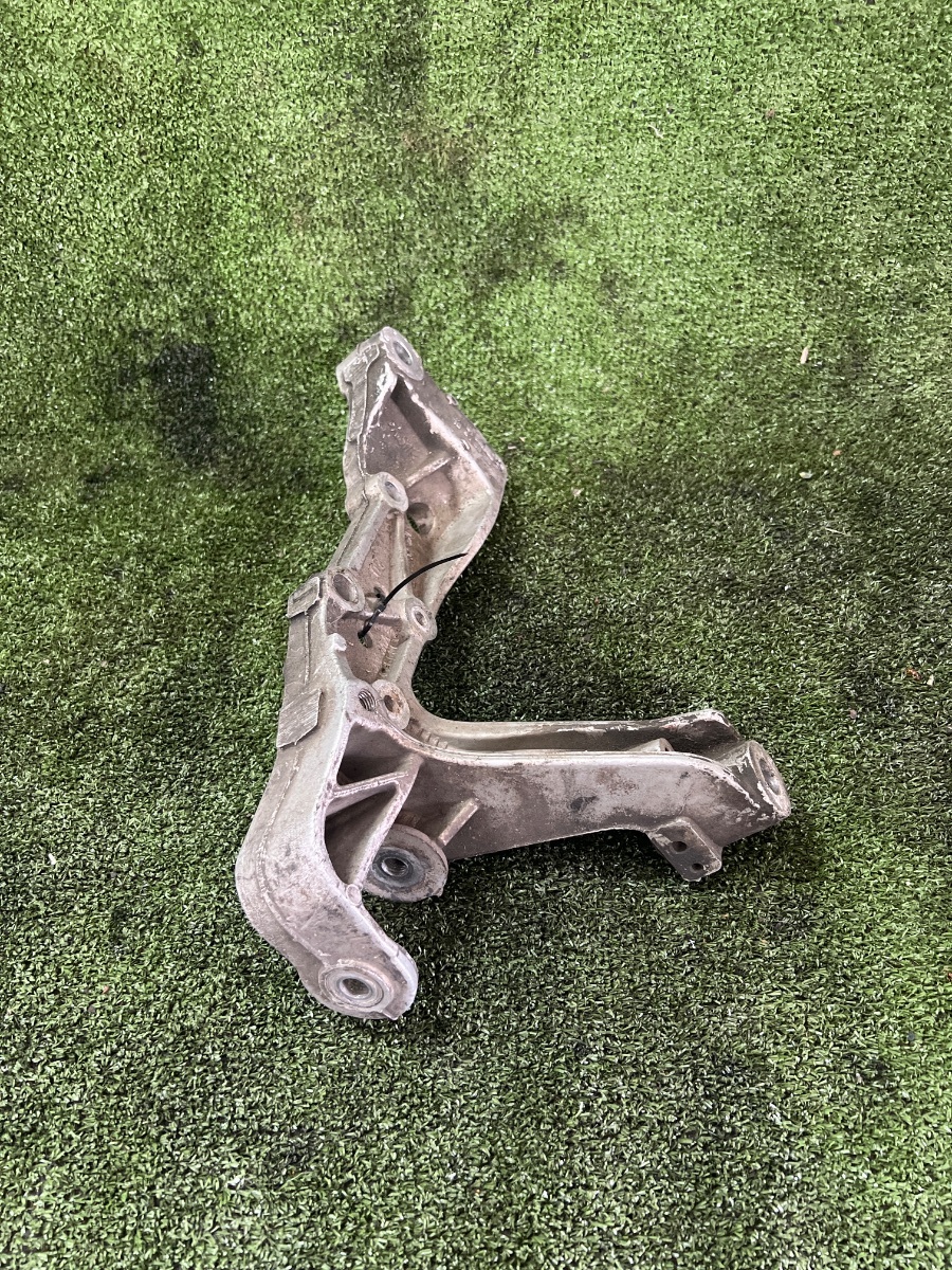 Кронштейн передньої балки Volkswagen Golf V (2003-2009) 1K0199295E