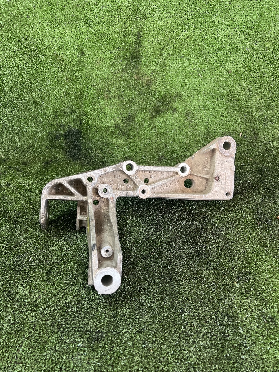 Кронштейн передньої балки Volkswagen Golf V (2003-2009) 1K0199295E