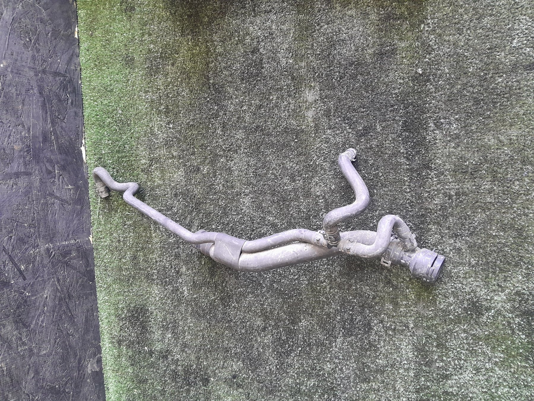 Патрубок охолодження Volkswagen Golf V (2003-2009) 1K0122447DT