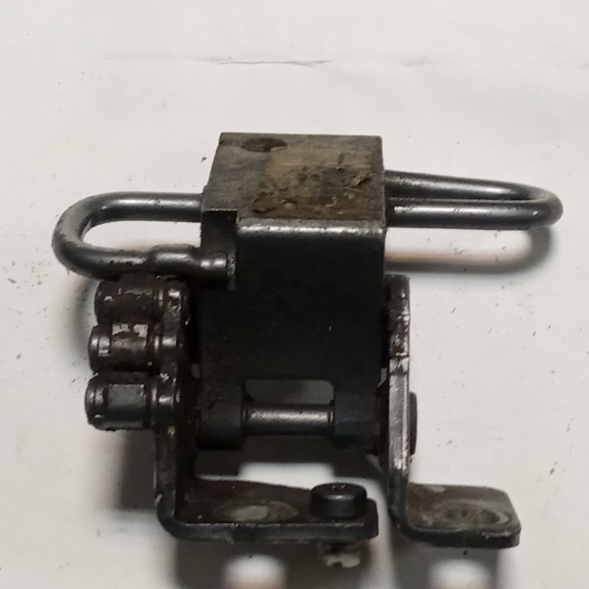 Петля двері передньої правої Volkswagen Golf V (2003-2009) 1K0831412P