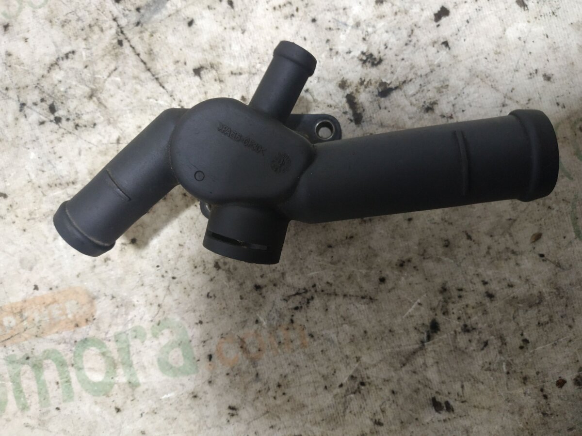 водопровідна труба; водяний патрубок; фланець системи охолодження (трійник) Volkswagen Golf V (2003-2009) 06A121132