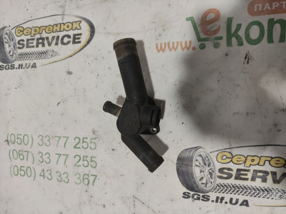 водопровідна труба; водяний патрубок; фланець системи охолодження (трійник) Volkswagen Golf V (2003-2009) 06A121133D