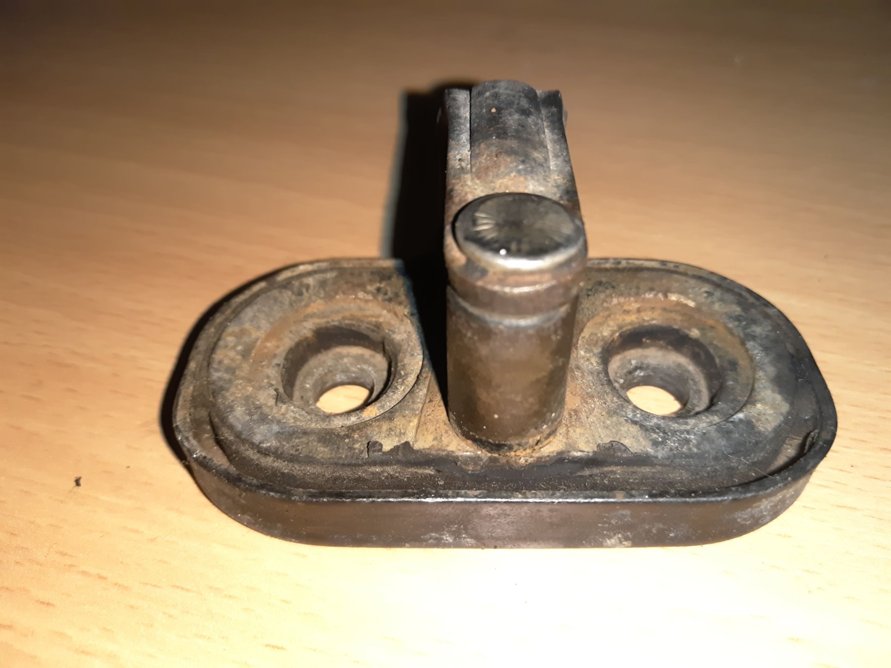 зацеп замку кришки багажника; петля замка кришки багажника; петля-зачіп (відповідна частина замка дверей задніх 3-х/(5-х) / кришки багажника; Упор двері задка; Фіксатор замка кришки багажника; Фіксатор/петля (зацеп) замка дверей/кришки багажника; Фіксатор