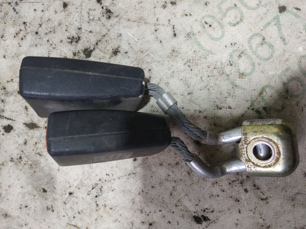 Замок ремня безопасности задний Volkswagen Golf V (2003-2009) 1K0857739D