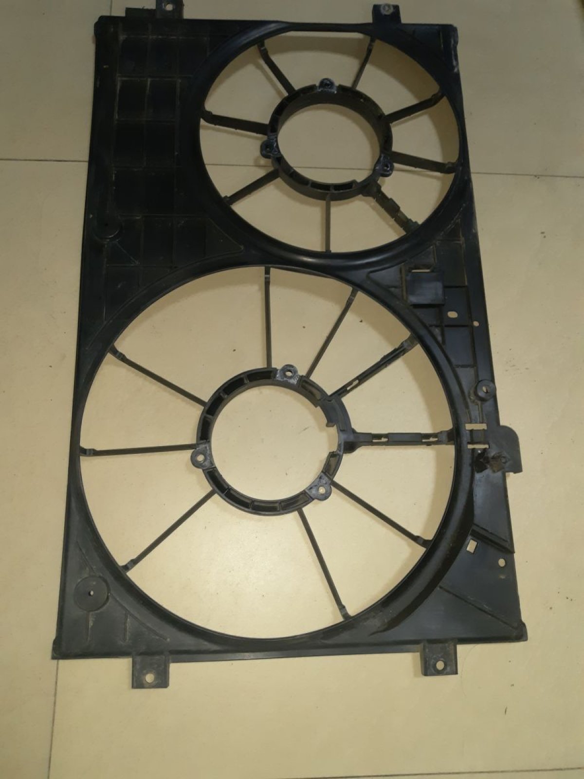 дифузор (кожух радіатора охолодження; Дифузор вентилятора; Кожух вентилятора; Облицювання рамки радіатора) Volkswagen Golf VI (2008-2012) 1K0121207BB