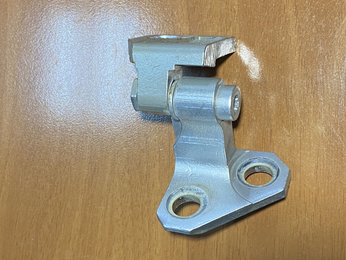 Петля заднтої двері, ліва Volkswagen Golf VI (2008-2012) 1K9833401E