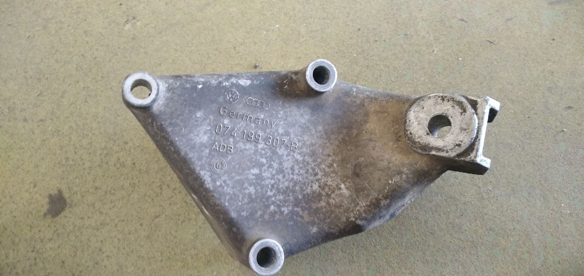 Кронштейн двигуна 2.5TDI лівий LT 96-06 Volkswagen Інше 074199307B