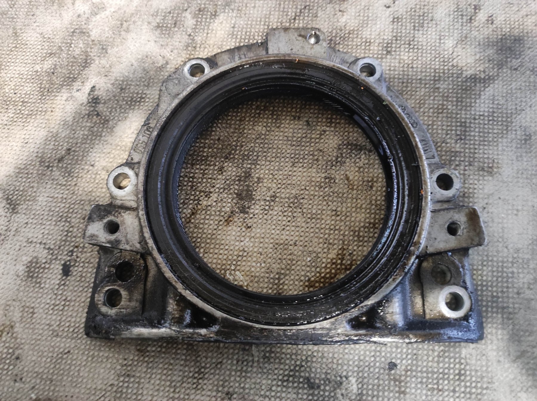 Сальник коленвала задній Volkswagen Passat B4 (1993-1996) 055103173B