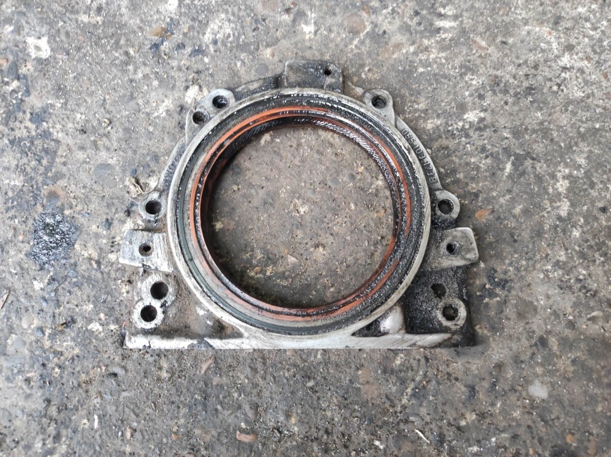 Сальник коленвала задній Volkswagen Passat B4 (1993-1996) 055103173B
