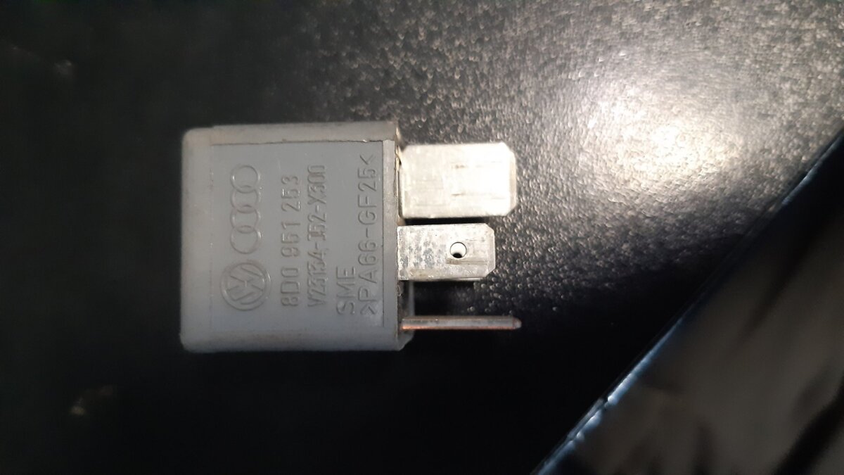 блок управління вентилятором; реле вентилятора Volkswagen Passat B5 (1996-2005) 8D0951253