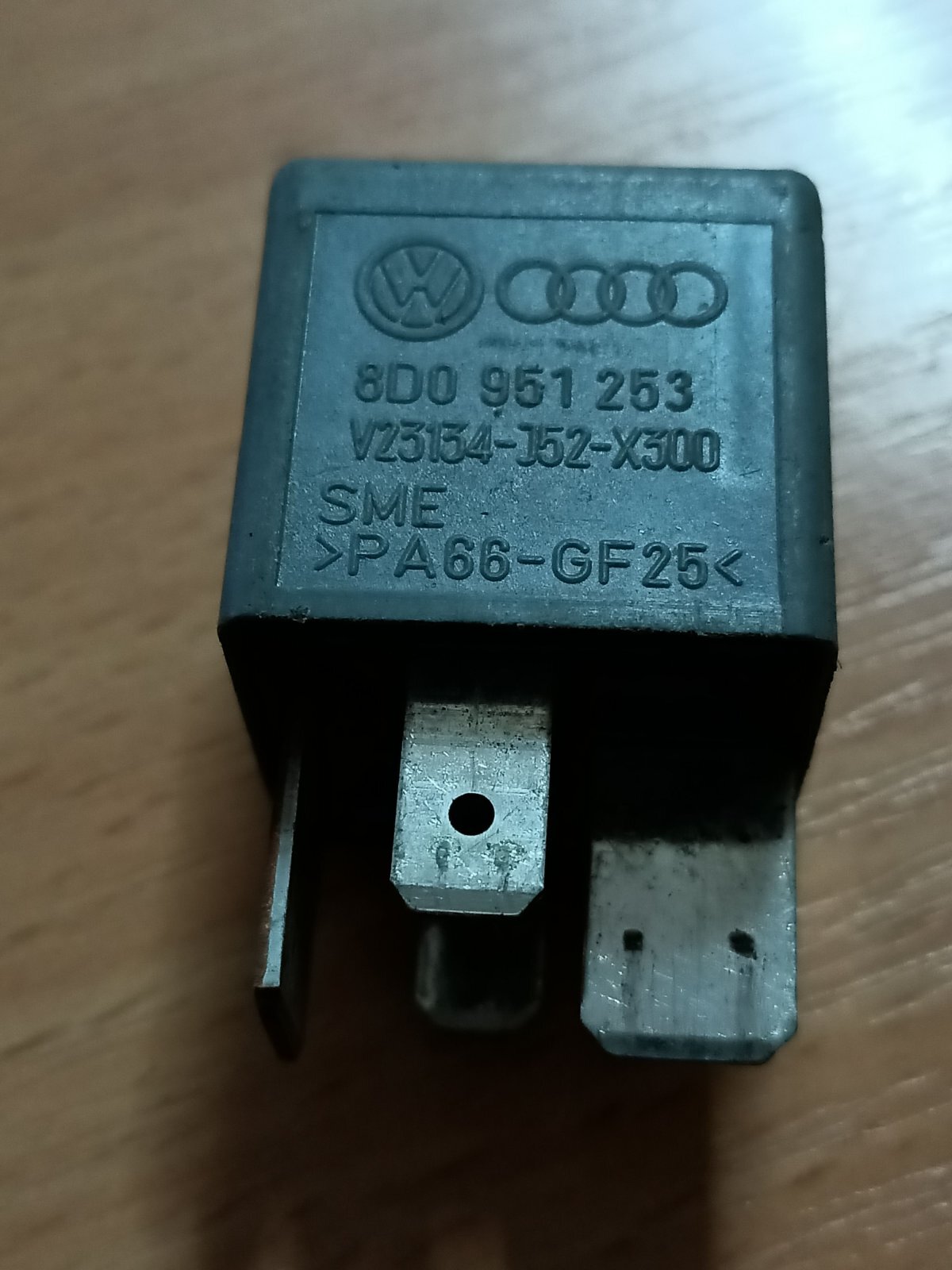 блок управління вентилятором; реле вентилятора Volkswagen Passat B5 (1996-2005) 8D0951253