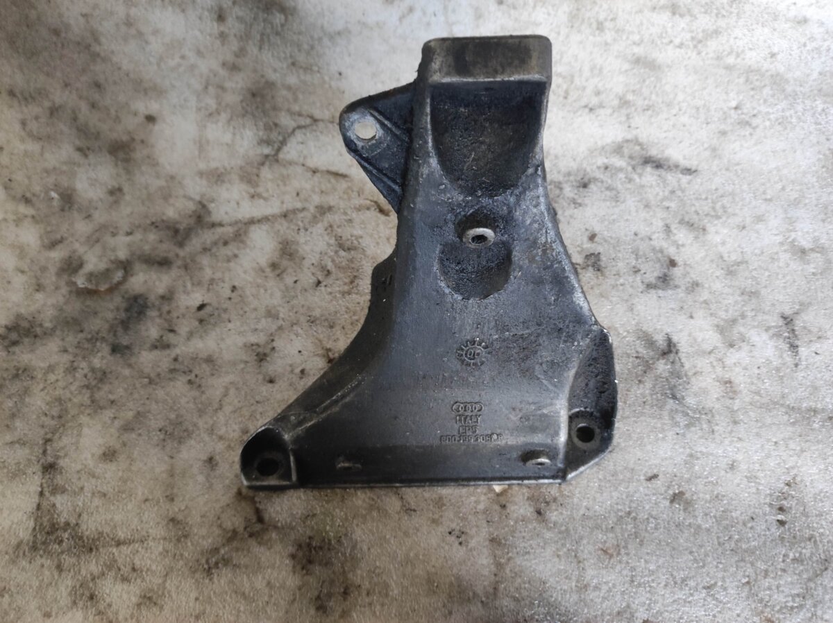 Кронштейн двигуна прав Volkswagen Passat B5 (1996-2005) 8D0199308F