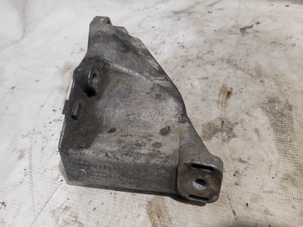кронштейн подушки (опори двигуна, лівої) Volkswagen Passat B5 (1996-2005) 8D0199307P