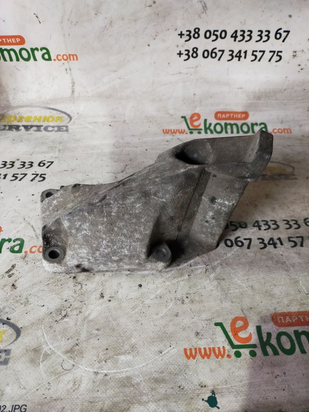 кронштейн подушки (опори двигуна, лівої) Volkswagen Passat B5 (1996-2005) 8D0199307P