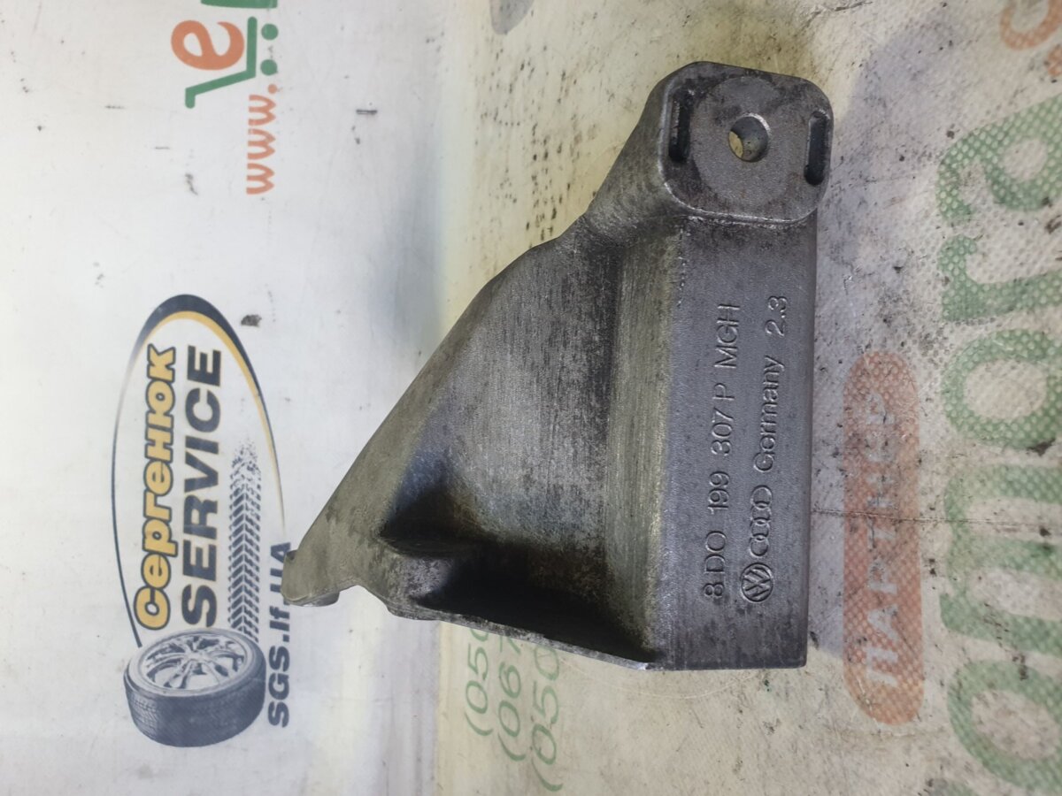 кронштейн подушки (опори двигуна, лівої) Volkswagen Passat B5 (1996-2005) 8D0199307P