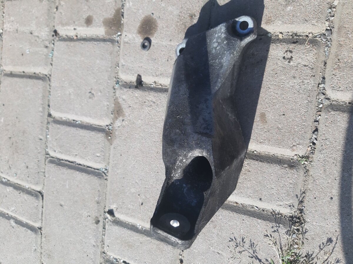 кронштейн подушки (опори двигуна, лівої) Volkswagen Passat B5 (1996-2005) 8D0199307P