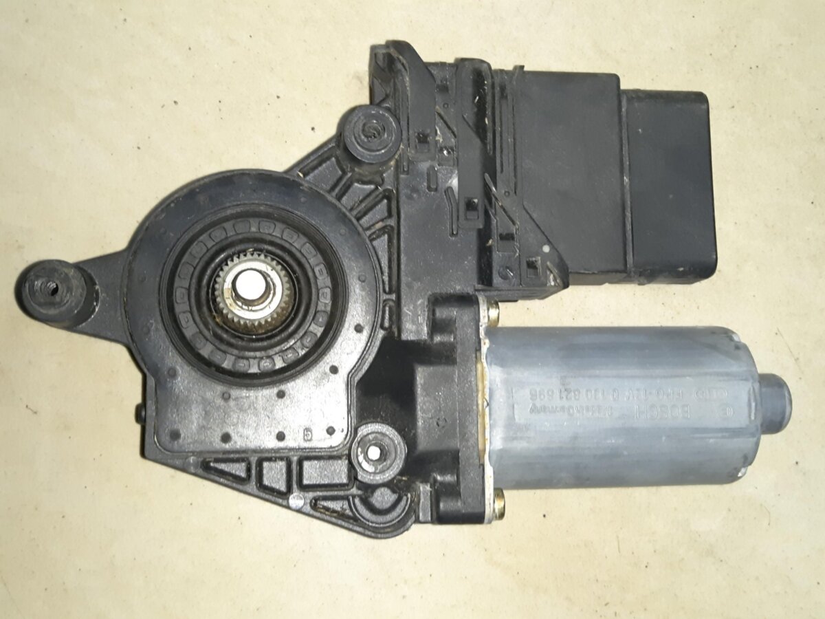 Моторчик стеклоподъемника задний правый Volkswagen Passat B5 (1996-2005) 0130821696