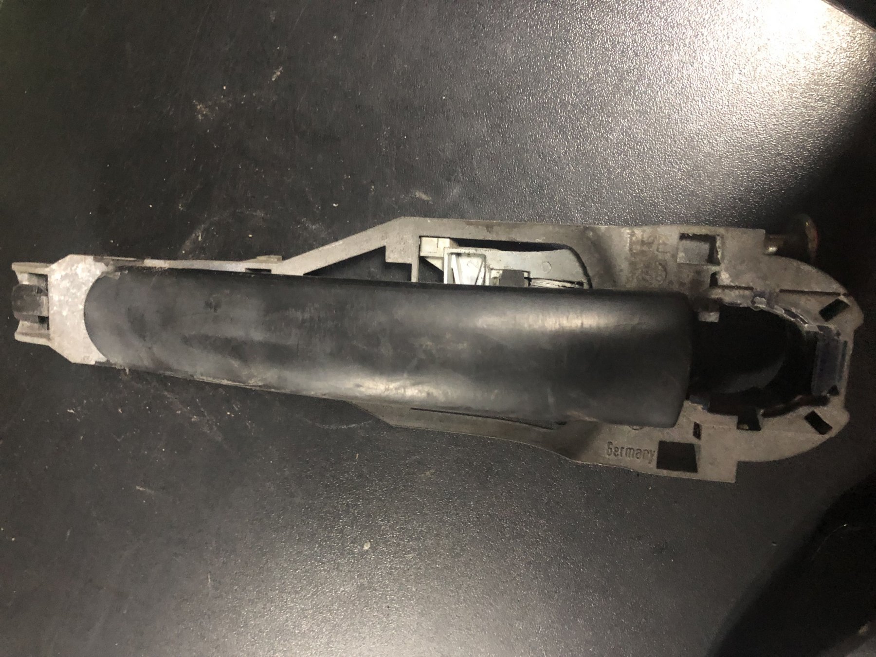 тримач зовнішньої ручки дверей, передніх лівих; тримач зовнішньої ручки дверей, передньої лівої Volkswagen Passat B5 (1996-2005) 3B0837885