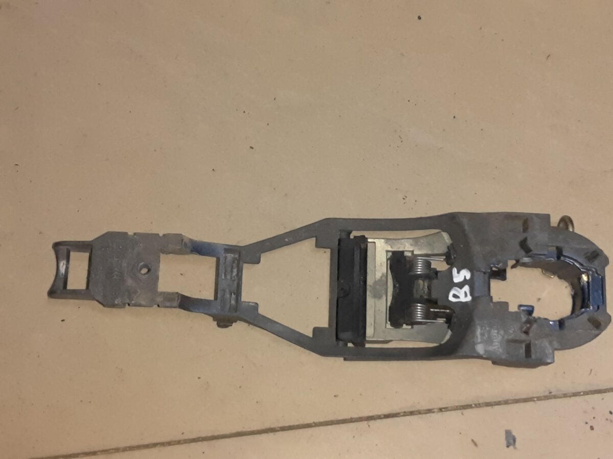 тримач зовнішньої ручки дверей, передніх лівих Volkswagen Passat B5 (1996-2005) 3B0837885