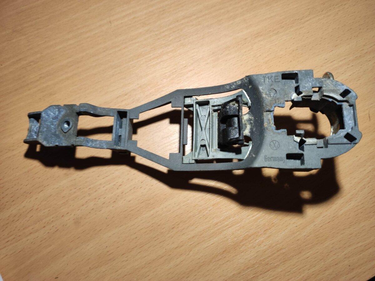 тримач зовнішньої ручки дверей, передньої правої Volkswagen Passat B5 (1996-2005) 3B0837886