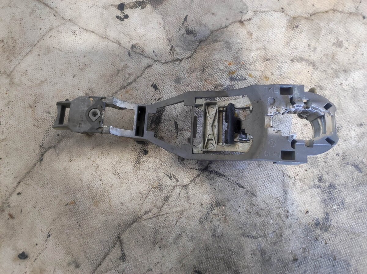 Тримач зовнішньої ручки дверей, передньої правої Volkswagen Passat B5 (1996-2005) 3B0837886