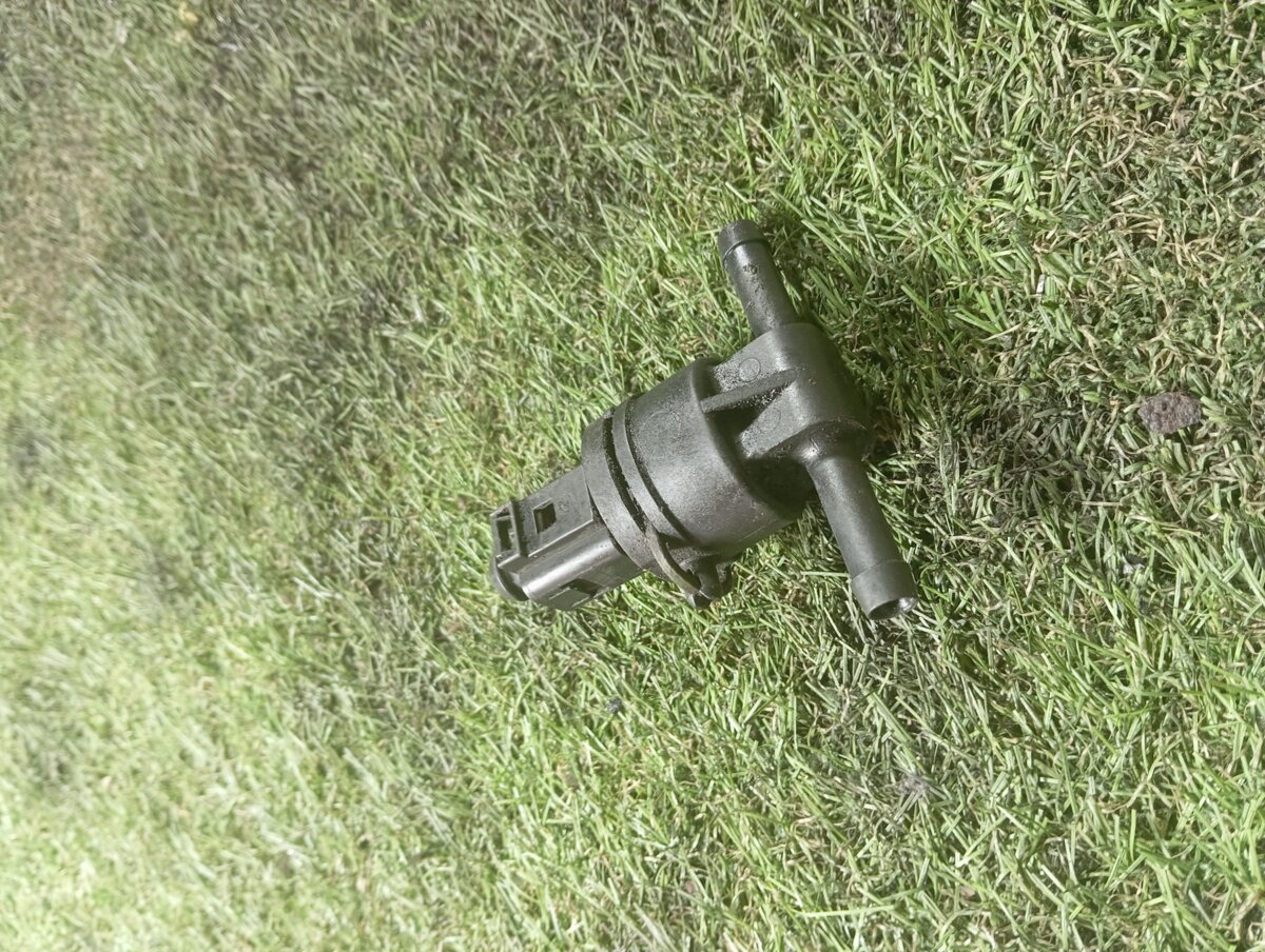 Датчик температури палива Volkswagen Passat B6 (2005-2010) 038906081B