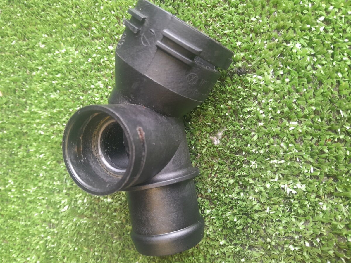 Фланець системи охолодження Volkswagen Passat B6 (2005-2010) 1K0122291AD