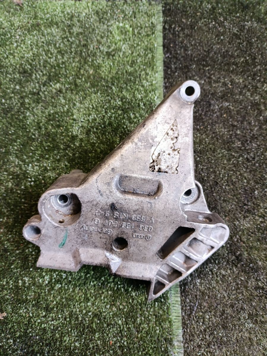 Кронштейн подушки опори двигуна правої Volkswagen Passat B6 (2005-2010) 03G199207G