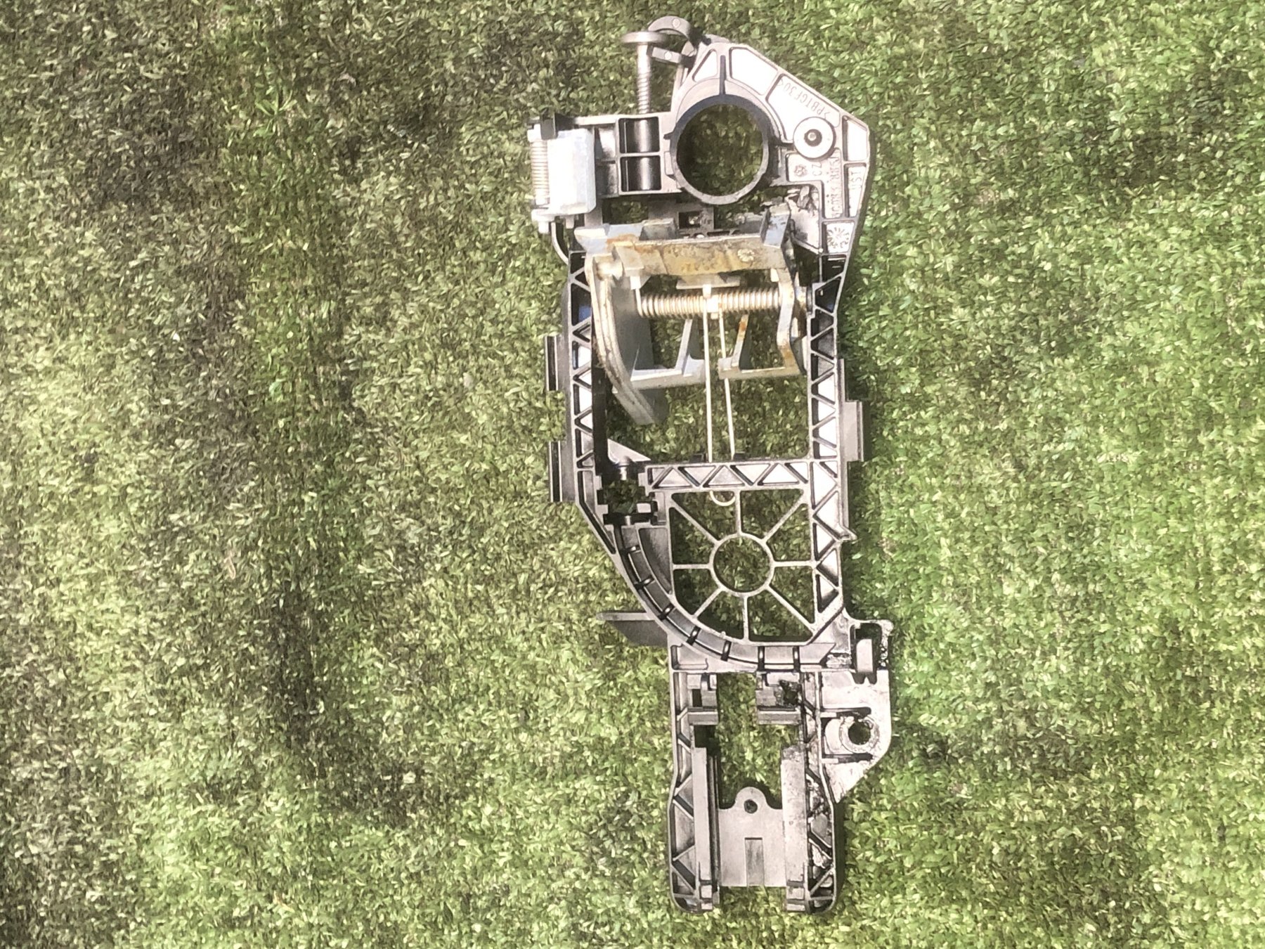 Кронштейн ручки дверей задньої правої Volkswagen Passat B6 (2005-2010) 3C0837886J