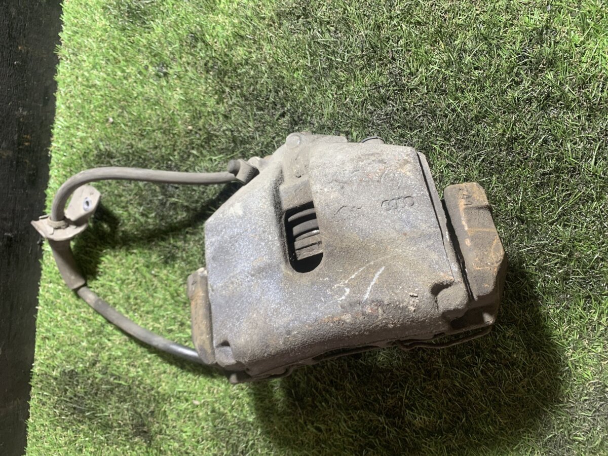 Супорт передній прав Volkswagen Passat B6 (2005-2010) 1K0615124E