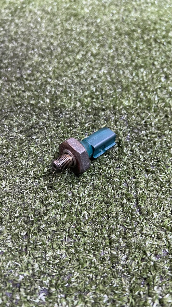 Датчик тиску масла Volkswagen Polo IV (2002-2009) 038919081K