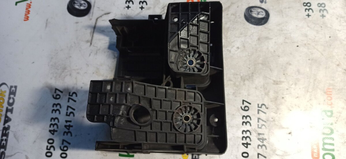 Кронштейн блока предохранителей Volkswagen Polo IV (2002-2009) 1K0907361B